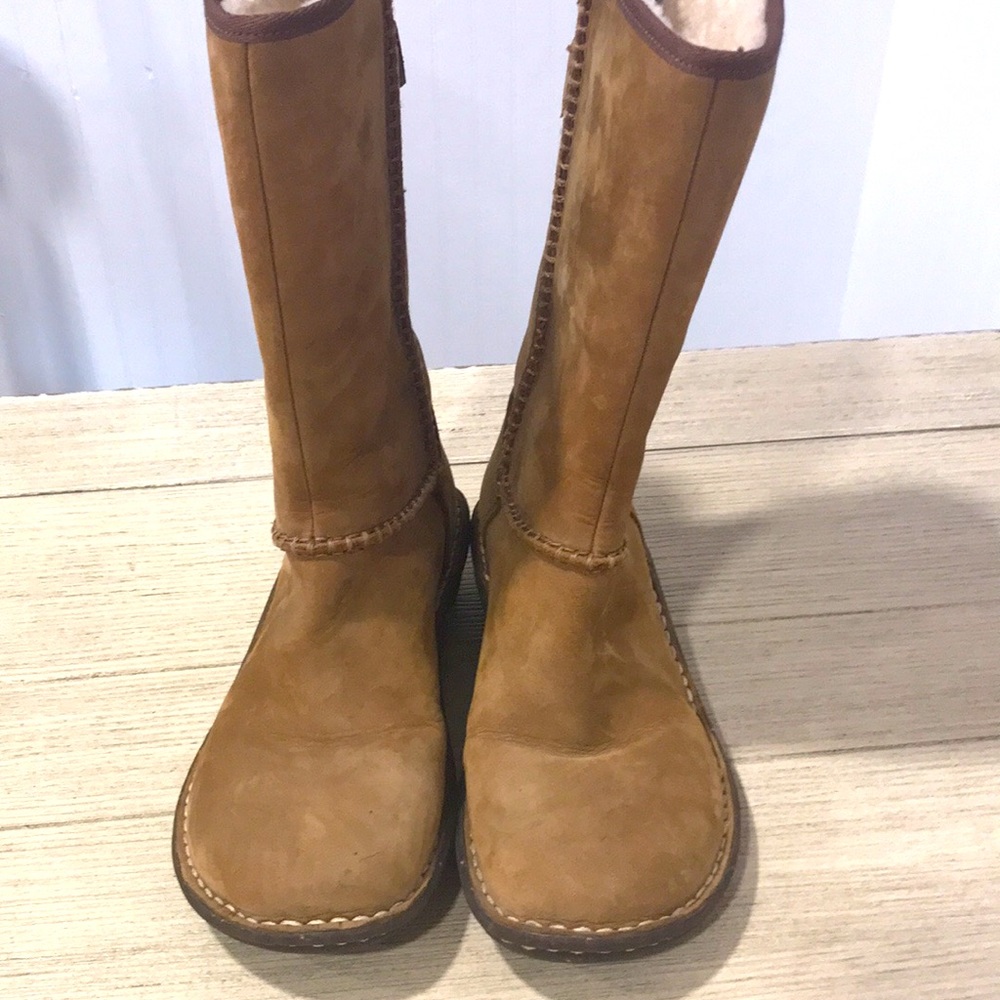 UGG Boots - Picture 1 of 4